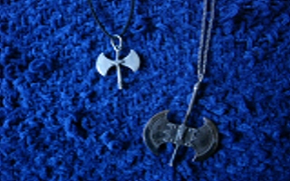 Doppelaxt als Schmuck